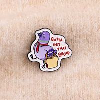 En gros, Broche en métal à motif de pigeon de dessin animé avec citation 'Get Money' et impression UV, accessoire de vêtement créatif et souvenir, en stock