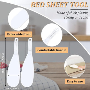 Outil de repliage de draps blanc The Bed Tucker pour draps plats, draps-housses, couvertures et housses de canapé - Product Image 3