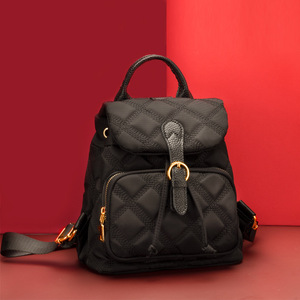 Sac à dos décontracté d'été léger pour femme, grande capacité, à rabat et cordon de serrage, en nylon matelassé style Oxford avec garnitures en cuir, style vintage - Product Image 3