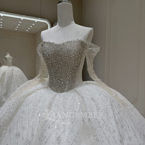 Robe de mariée moderne Xx86 en tulle, couleur ivoire, épaules dénudées, avec appliques, perles de cristal et paillettes, coupe princesse, traîne chapelle - Product Image 2