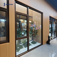 Fenêtre oscillo-battante en bois recouvert d'aluminium, à rupture de pont thermique, double vitrage Low-E, intérieur chêne, ouverture vers l'intérieur, pour villa de luxe