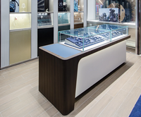 Vitrine d'exposition de montres classique de luxe avec éclairage LED, en verre trempé et métal, pour les boutiques de vente de montres traditionnelles