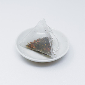 Sachets pyramidaux pratiques de thé noir premium aux fraises naturelles, vente en gros en vrac - Product Image 2
