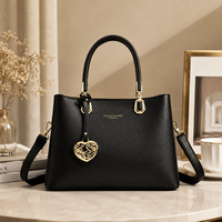Fournisseur de sacs fourre-tout élégants en cuir pour femmes, sac à main en PU avec breloque cœur, faible MOQ 2 pour l'approvisionnement professionnel
