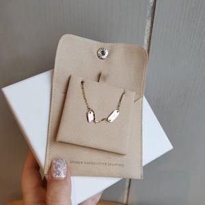 Pochette à Bijoux Ivoire en Microfibre avec Bouton et Support, Pochette Enveloppe en Suédine Personnalisée Estampée à Chaud avec Carte d'Insertion - Product Image 3