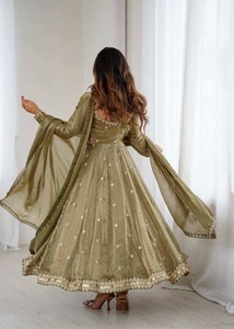 Oferta Especial: Vestido de Fiesta de Seda Fandy con Bordado de Lentejuelas Pesadas, Dupatta y Conjunto de Pantalón Listo para Usar, Venta al por Mayor - Product Image 3