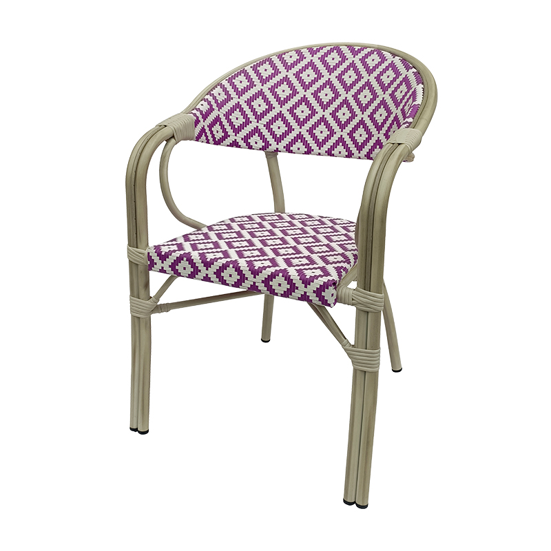 Chaises en rotin violet