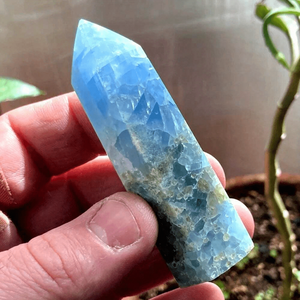 Torre de Cristal de Calcita Azul Natural en Oferta, Piedras de Cristal Talladas, Torre de Calcita Azul para Colección de Halloween - Product Image 2