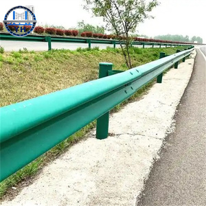 ราวกันตกทางหลวงเหล็กชุบสังกะสีแบบจุ่มร้อน AASHTO M180 รูปทรง W สำหรับป้องกันการชนในจราจร พร้อมฐานโลหะ - Product Image 1