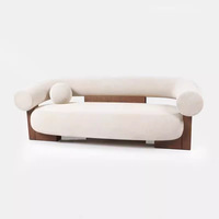 Ensemble de canapés relaxants pour salon d'appartement nordique, très populaire, avec structure en bois massif et revêtement en tissu bouclé, fauteuil incurvé de salon