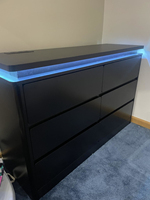 Commode noire à 6 tiroirs à profil incurvé pour chambre à coucher, commode de 47.2 "de long avec station de charge et lumières LED