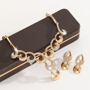 Conjunto de collar y pendientes de cadena de aleación con diseño de onda hueca y diamantes exagerados, estilo europeo y americano, para novia, boda, para mujer - Product Image 3