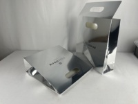 Sacs en papier de luxe personnalisés en carton miroir argenté, sacs cadeaux avec logo imprimé pour l'emballage de cosmétiques et de vêtements, matériau en papier