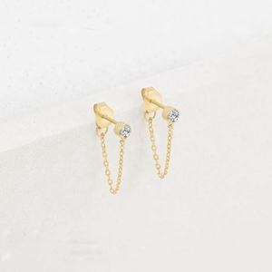 Boucles d'oreilles clous géométriques de luxe en zircon blanc, style européen et américain, nouveauté vintage tendance, avec chaîne en acier inoxydable et pampille religieuse - Product Image 1