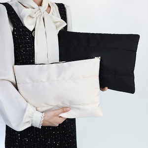 Nouveau Style <span class=keywords><strong>petit</strong></span> <span class=keywords><strong>sac</strong></span> <span class=keywords><strong>matelassé</strong></span> <span class=keywords><strong>matelassé</strong></span> doux coton <span class=keywords><strong>matelassé</strong></span> maquillage sacs à cosmétiques voyage toilette maquillage pochette pour les femmes - Product Image 2
