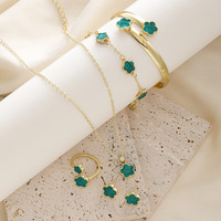 Ensemble de bijoux trèfle à cinq feuilles très prisé, collier simple motif fleur porte-bonheur avec goutte d'huile, accessoire polyvalent pour les mains, boucles d'oreilles, ensemble 5 pièces