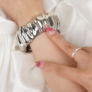 Bracciale a Polsino in Lega di Zinco Argentato con Design Arrotondato e Massiccio, Vendita Diretta dalla Fabbrica, Accessori in Acciaio Inossidabile per Donna - Product Image 4