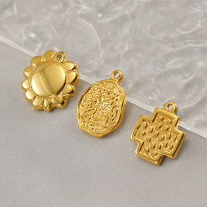 Tesoros Marítimos de Global Gleam |   Dijes de Acero Inoxidable con Baño de Oro PVD de 18K |   Colgante de Ancla, Rueda de Barco, Estrella Polar y Cruz, con temática africana - Product Image 3