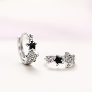 Orecchini a polsino a forma di stella, orecchini pendenti minimalisti neri a stella alla moda da donna - Product Image 5
