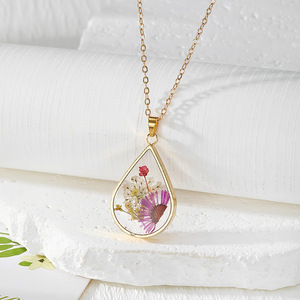 Collar con Colgante de Flor Prensada en Tono Dorado, Collar con Dije en Forma de Lágrima, Joyería Floral, Regalo para Mujer - Product Image 4