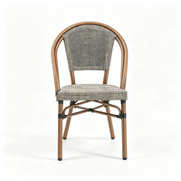 Chaise d'extérieur au design unique, très populaire et très vendue, avec structure en aluminium empilable. Table basse adaptée au jardin et au patio.