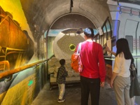 Machine interactive rotative en forme de pierre avec effet de brouillard et spectacle de lumière LED pour parcs à thème et attractions touristiques