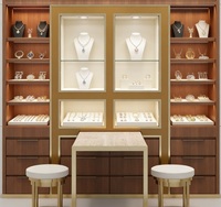 Vitrine murale de luxe durable et de haute qualité avec éclairage LED, cadre en bois et métal doré, vitrine en verre et tiroirs de rangement