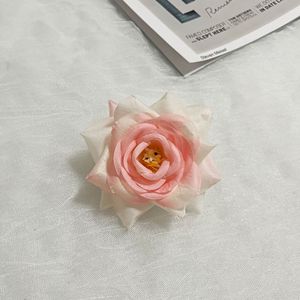 Roses artificielles QiYing Victory en soie, design réaliste à trois têtes, pour mariages, centres commerciaux, style moderne et minimaliste - Product Image 4