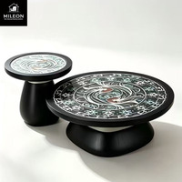 Ensemble de tables basses gigognes artisanales avec incrustations de coquillages, en bois noir, rondes, pour la décoration de la maison et du salon