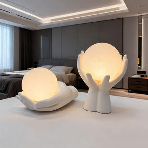 장식용 소품 손으로 감싼 달 무드등, 침실 장식을 위한 모던한 손 모양 조각상 창의적인 달 조명 - Product Image 1