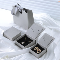 Boîte d'emballage de bijoux en papier carré de luxe avec logo personnalisé, cordon de serrage, ruban, faite à la main pour collier, bague, bracelet