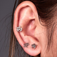Boucle d'oreille plate en titane G23 « Dream » avec caractères chinois, plaquée or, pour cartilage, tragus, hélix, hypoallergénique, bijou de piercing