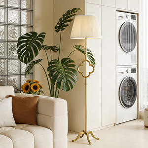 Lámpara de Pie Vintage de Lujo para Decoración de Sala de Estar de Hotel, Lámpara de Pie con Base de Metal Dorado Antiguo y Pantalla de Tela con Diseño de Cuatro Hojas - Product Image 3