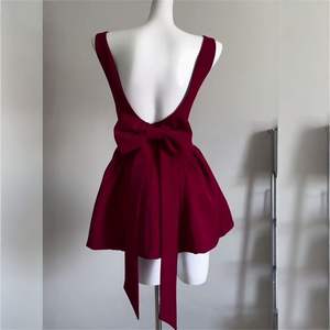 Robe de soirée mi-longue en mousseline de soie respirante et à séchage rapide, style rétro français, rouge, avec col halter, dos nu et taille cintrée, coupe trapèze - Product Image 2