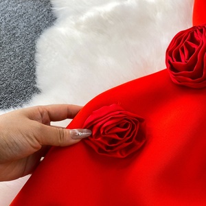 Abito da sera da donna di alta gamma con fiori tridimensionali, senza spalline, slim fit, lungo e aderente sui fianchi - Product Image 5