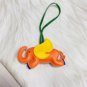 Porte-clés éléphant 5 cm en cuir jaune-orange, pendentif décoratif pour sac, accessoire ultraléger à suspendre au rétroviseur de voiture - Product Image 2