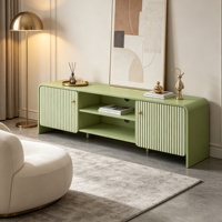 Meuble TV cannelé en MDF vert matcha, console multimédia moderne, motif soleil levant, rangement ouvert, gestion des câbles pour salon d'appartement