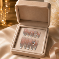 Faux ongles de luxe faits main, grands, avec breloques en zircone irisée, nœuds 3D, paillettes argentées et motif ondulé ovale, à coller sur les doigts