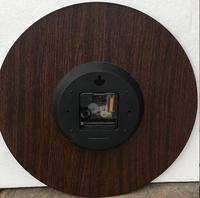 Jam Dinding Kayu MDF Gaya Pastoral Eropa OEM dengan Mekanisme Senyap untuk Dekorasi Rumah Gaya Farmhouse di Ruang Tamu