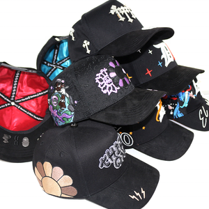 כובעי בייסבול שחורים לגברים עם 5 פאנלים, רקמה גדולה בהתאמה אישית, סיכת מתכת עם לוגו אבני חן, שוליים קמורים ובטנת סאטן - Product Image 1