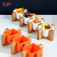 Modern design creatief servies van 3 witte keramische noten- en fruitschalen met bamboe houten dienblad