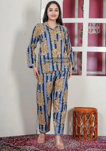 Conjunto de pijama estampado de algodón suave para mujer, incluye top con botones y pantalones elásticos cómodos, ideal para ropa de dormir relajada - Product Image 6