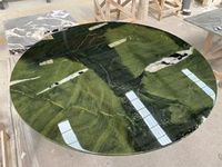 Table à manger en marbre vert avocat avec plateau tournant, dessus en pierre vert foncé, base en forme de larme, moderne, écologique, pour villa de luxe