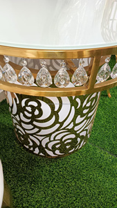 <span class=keywords><strong>Mesa</strong></span> de pastel de boda de flor redonda de <span class=keywords><strong>acero</strong></span> inoxidable dorado moderno con tapa de vidrio transparente <span class=keywords><strong>extensible</strong></span> para cenar al aire libre o uso en hoteles - Product Image 3