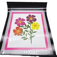 Tour de magie d'illusion de fleur en plastique qui disparaît et surgit de l'image pour performance de close-up pour adultes
