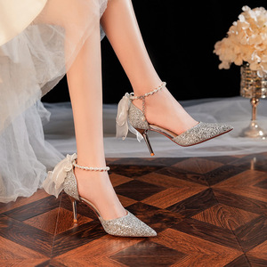 Chaussures de mariée classiques à talons hauts à bout pointu avec nœud et paillettes - Product Image 5