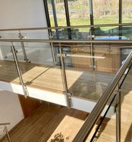 Balustrade en verre avec poteaux en aluminium noir mat durable pour terrasse de villa de luxe, installation facile, design sans cadre