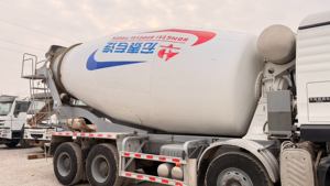 Camion malaxeur SITRAK 2023 de 17 mètres cubes avec moteur Weichai Euro 6 8x4, roulement à haute résistance et boîte de vitesses - Product Image 5