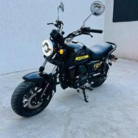 Moto Super Mini 150 Retro Bobber d'occasion, finition noire, phare LED rond, siège bas, idéale pour débutant, trajets urbains, mini cruiser