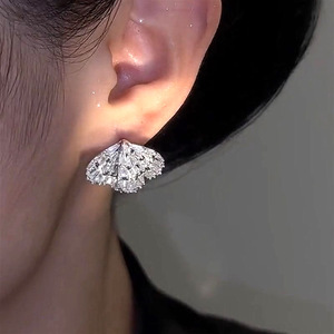 Orecchini a perno a forma di farfalla per donna, eleganti accessori per l'uso quotidiano - Product Image 3